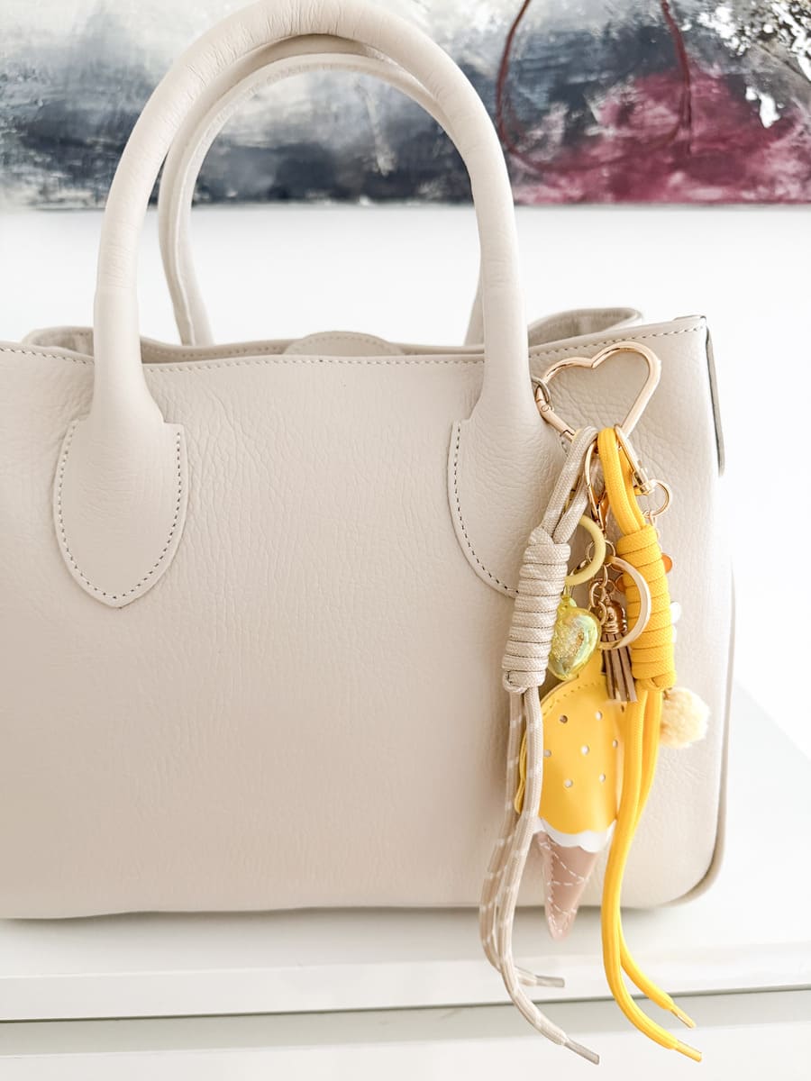 Taschenanhänger gelb mit Eis