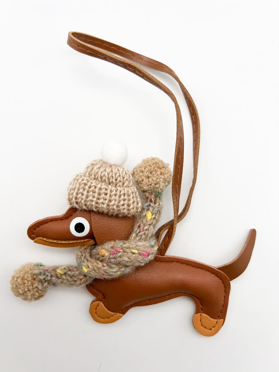 Taschenanhänger Dackel mit Mütze und Schal hellbraun