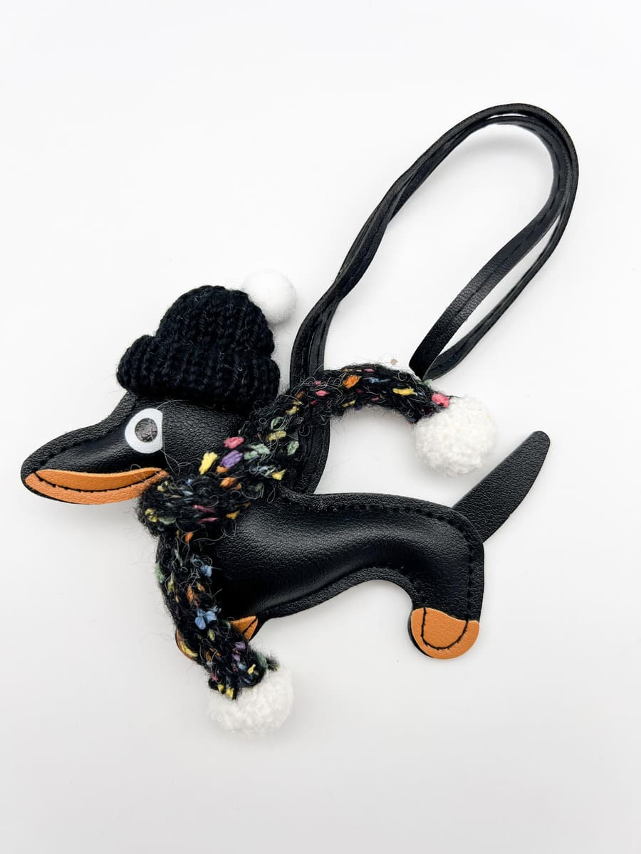 Taschenanhänger Dackel mit Mütze und Schal schwarz