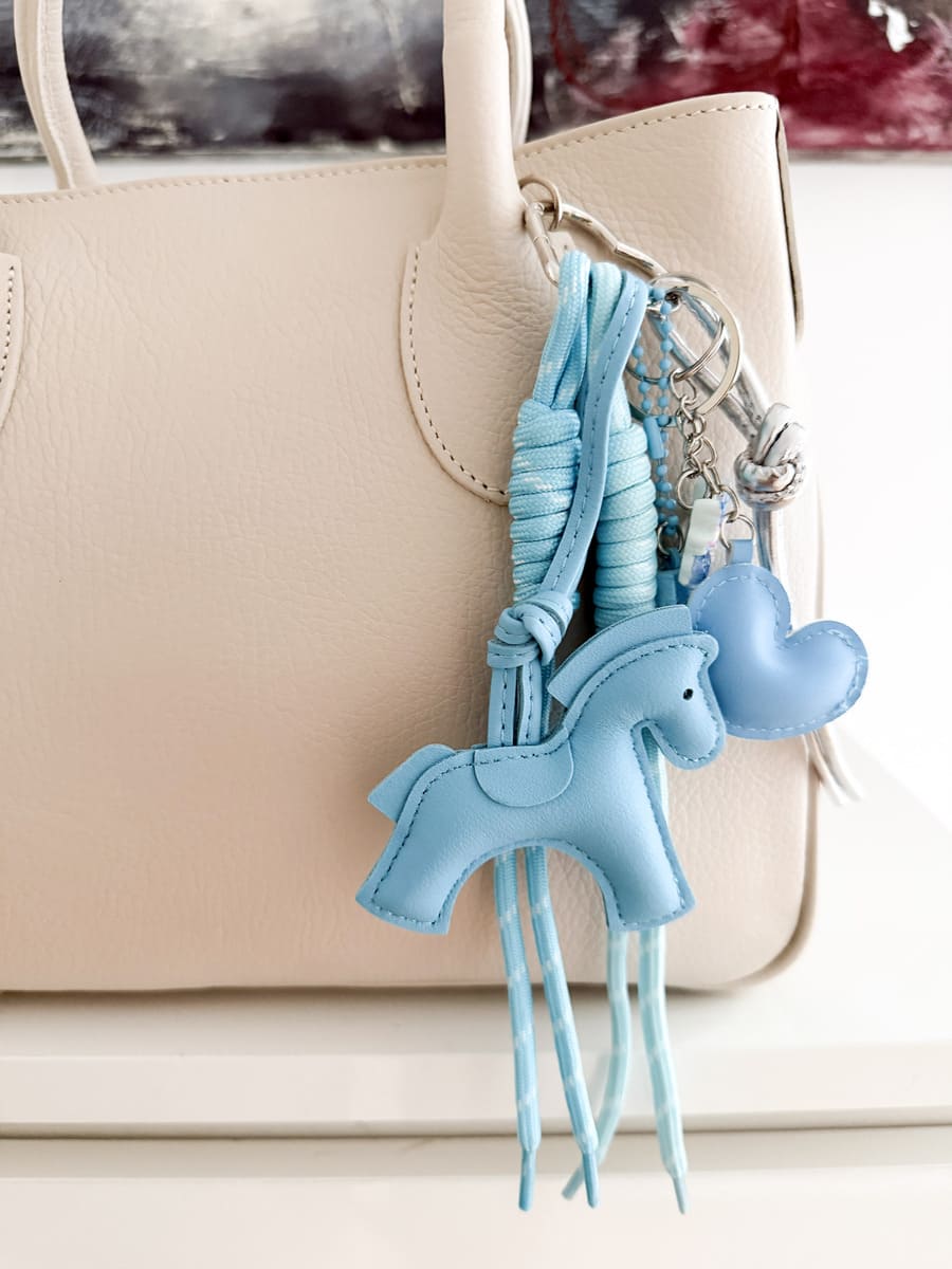Taschenanhänger PONY light blue