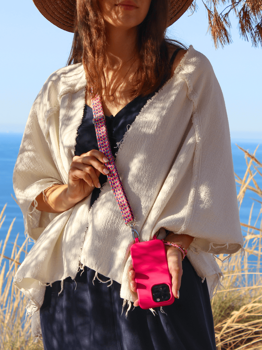 Frau mit Handyband pink