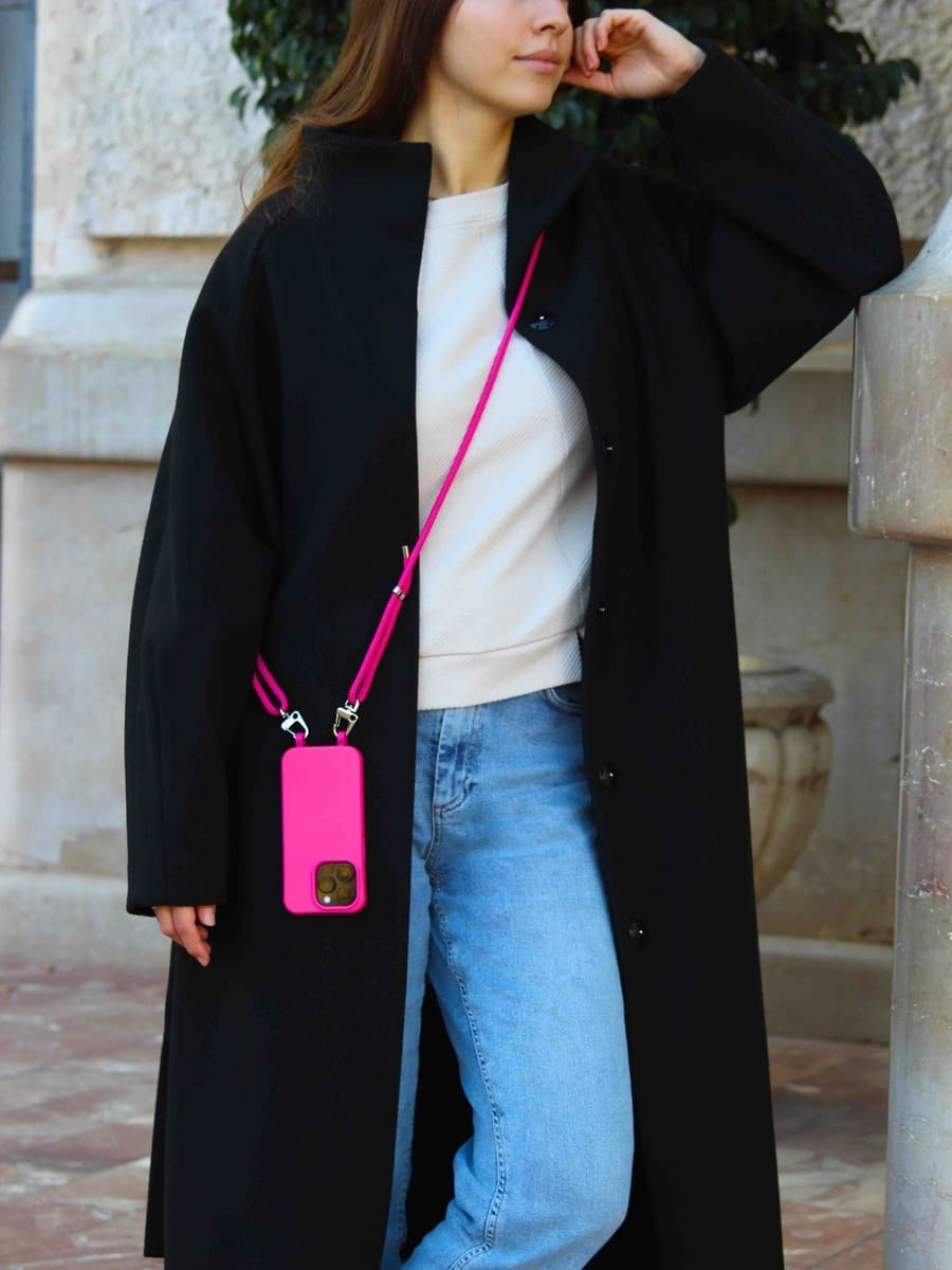 Frau mit Pinker Handykette