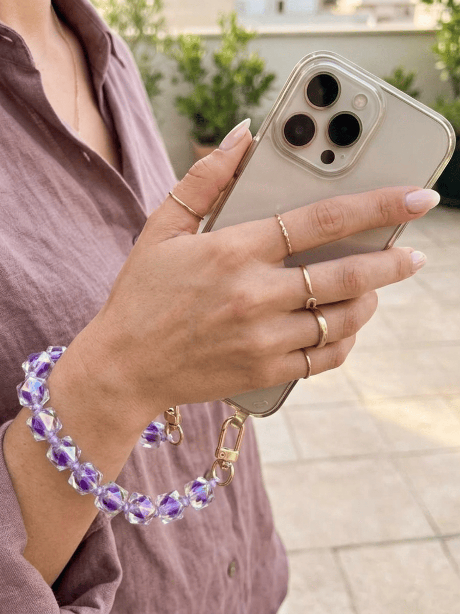 Handykette cubes lila in der Hand
