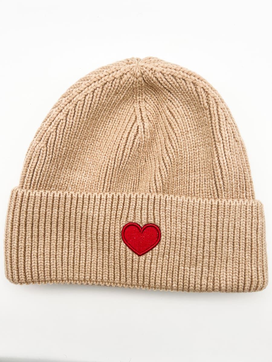 Strickmütze beige mit rotem Herz