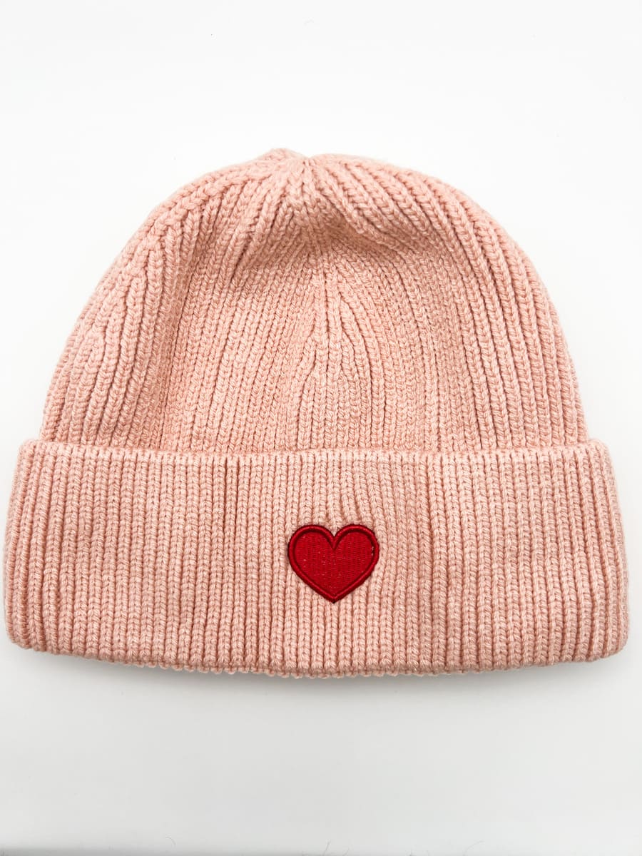 Strickmütze peach mit rotem Herz