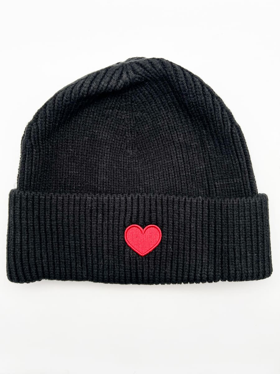 Strickmütze schwarz mit rotem Herz