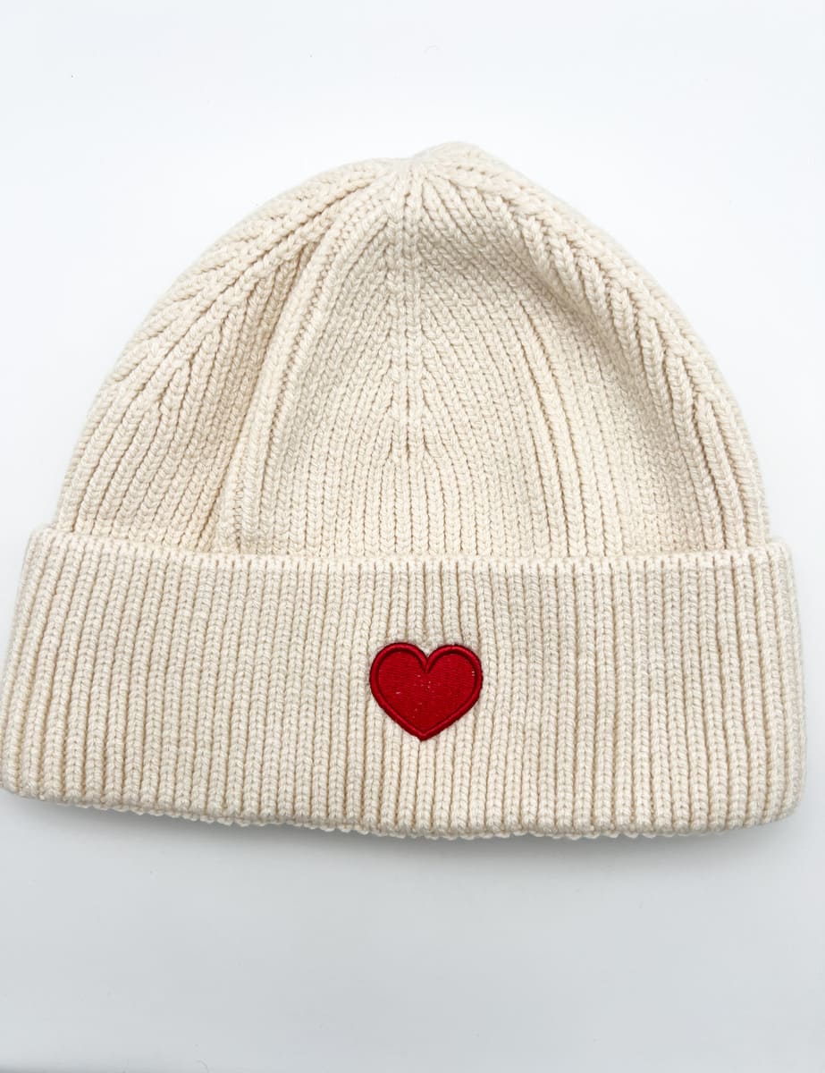 Strickmütze creme mit rotem Herz