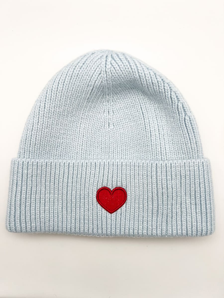 Strickmütze hellblau mit rotem Herz