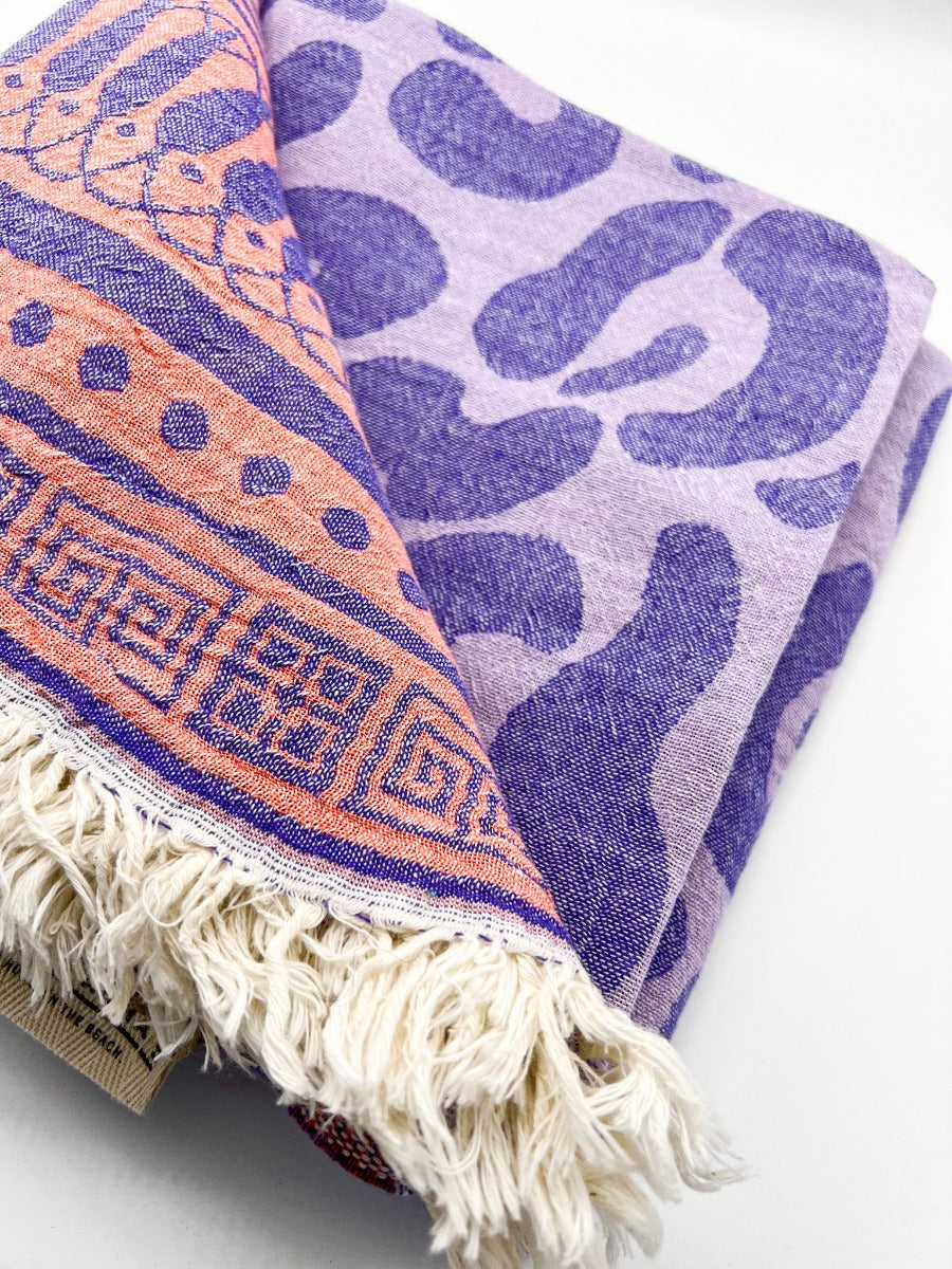 Strandtuch lila mit Leo