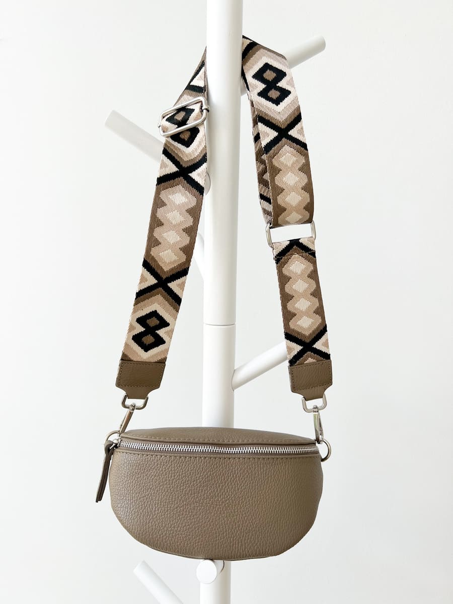 Crossbody Bag dunkelbraun mit Gurt braun gemustert