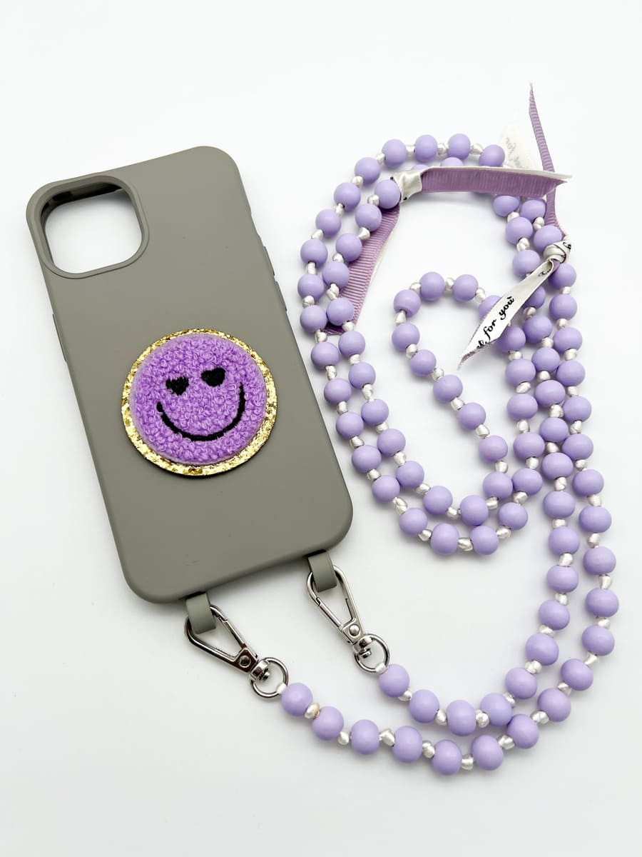 Hülle grau mit Smileysticker lila