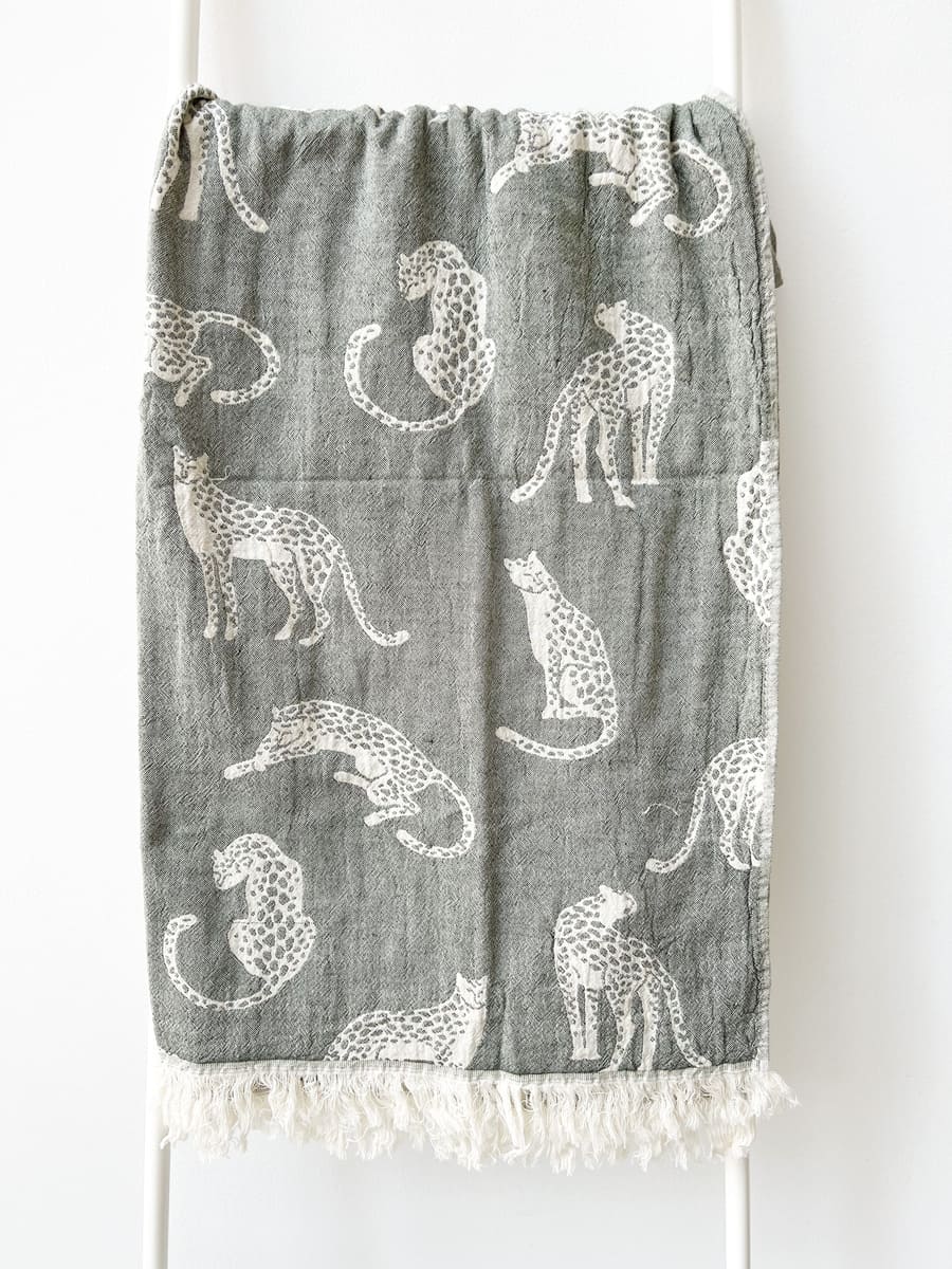 Strandtuch mit Leoparden in grün