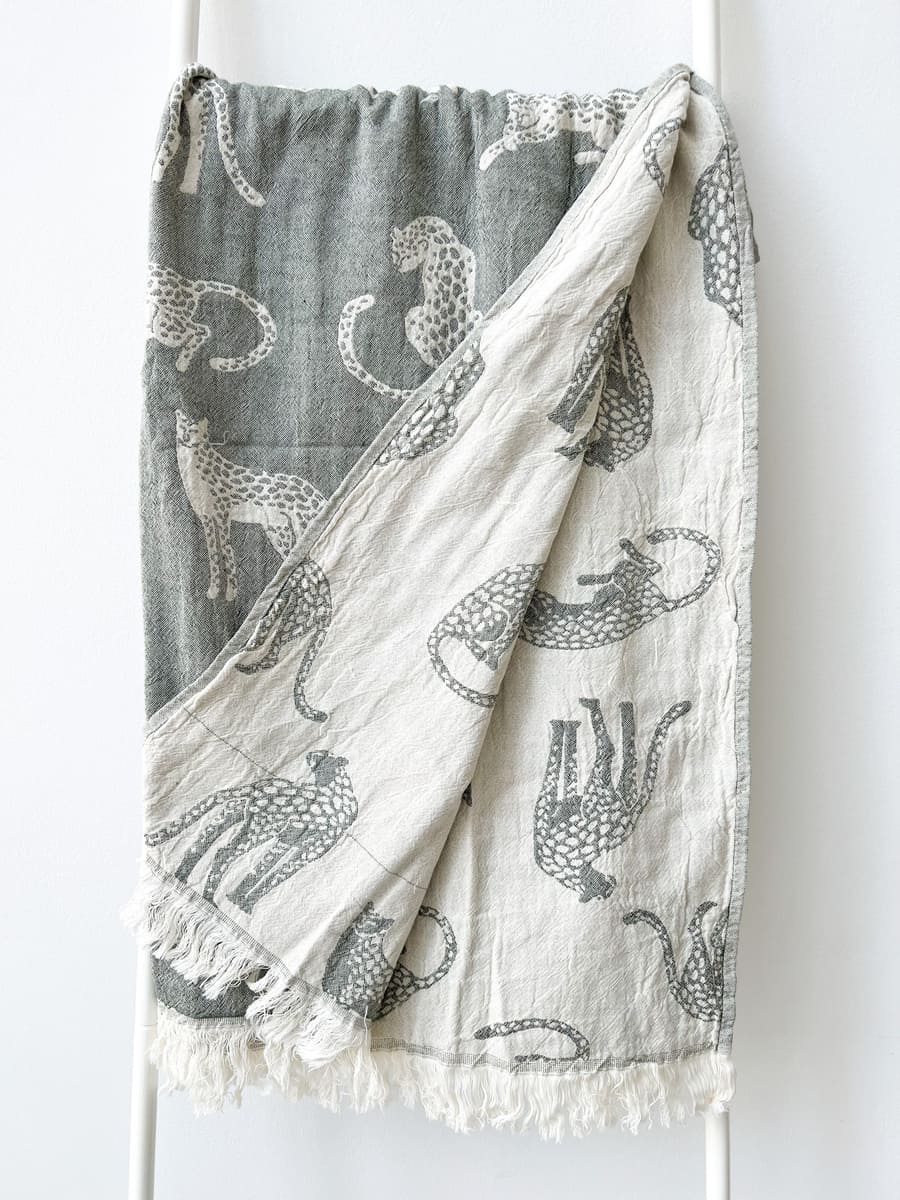 Strandtuch mit Leoparden in grün