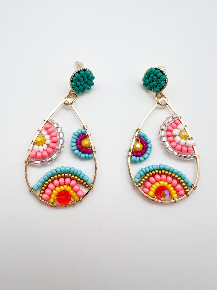 Bunte ohrringe mit Perlen in Tropfenform