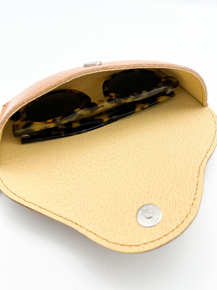 Sonnenbrillenetui in creme zum Anhängen