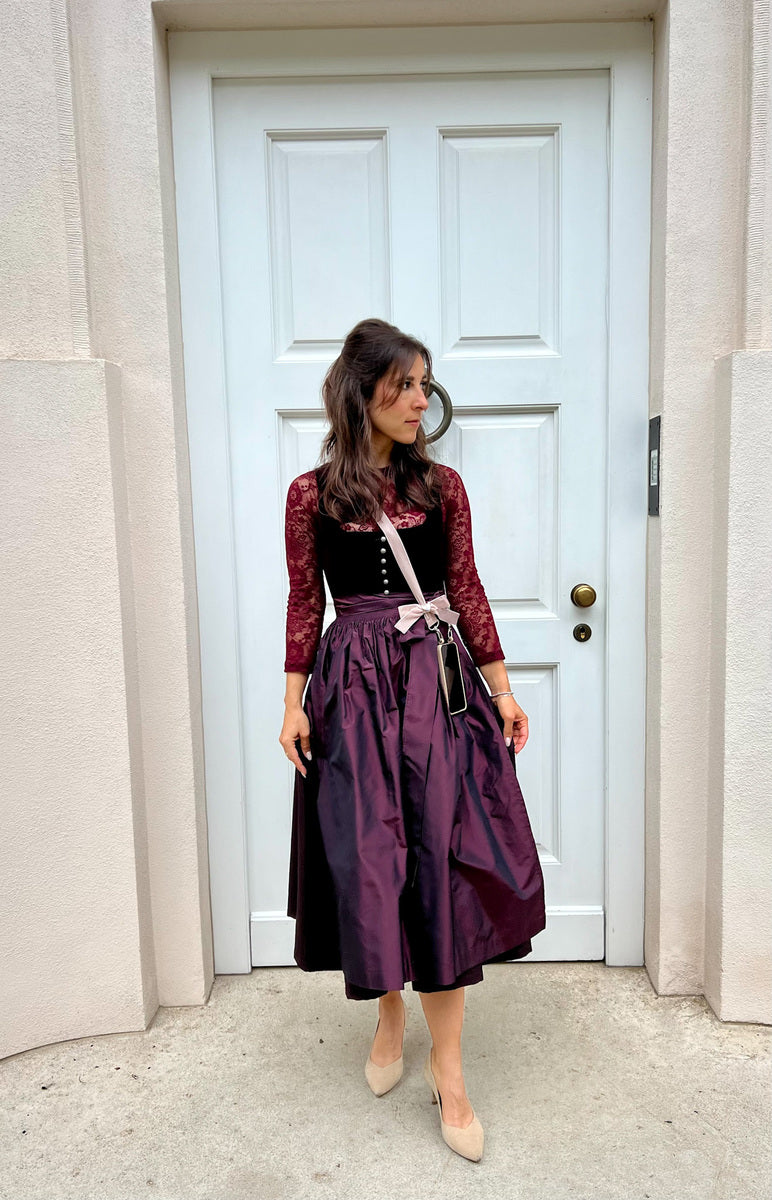 Frau in Dirndl mit Handyband aus Samt in beige