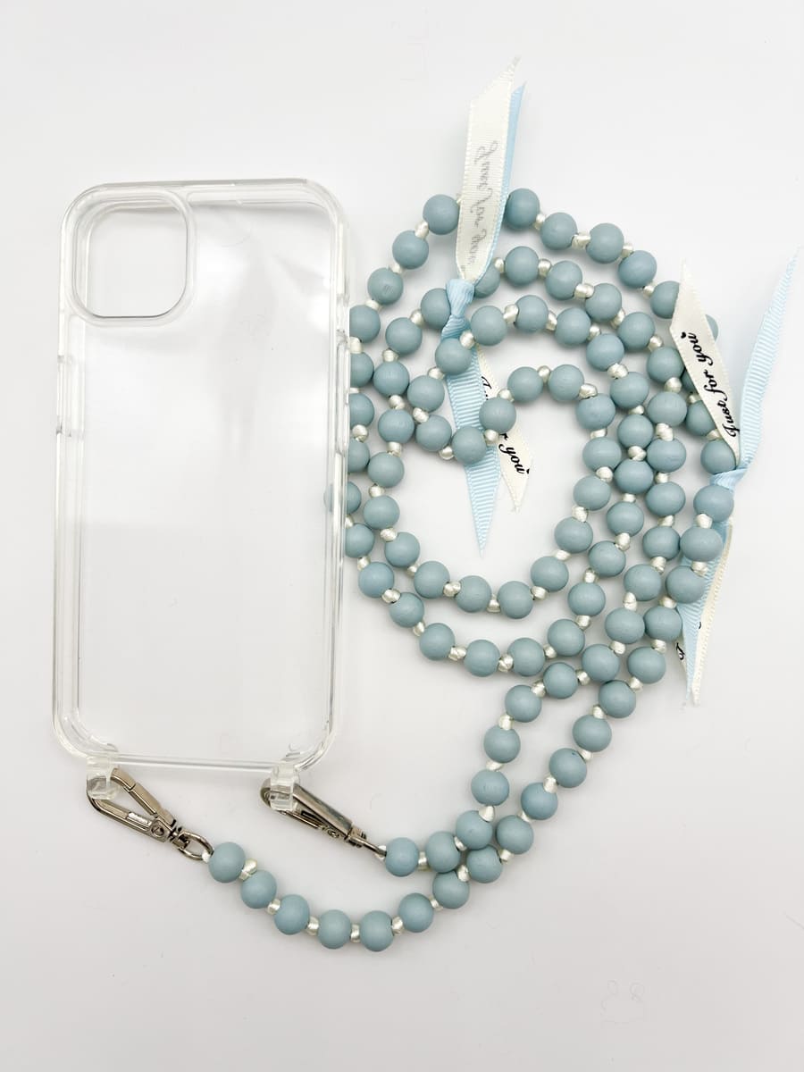 Crossbodykette IBIZA PASTELL BLUE aus Holzperlen mit Hülle transparent iphone