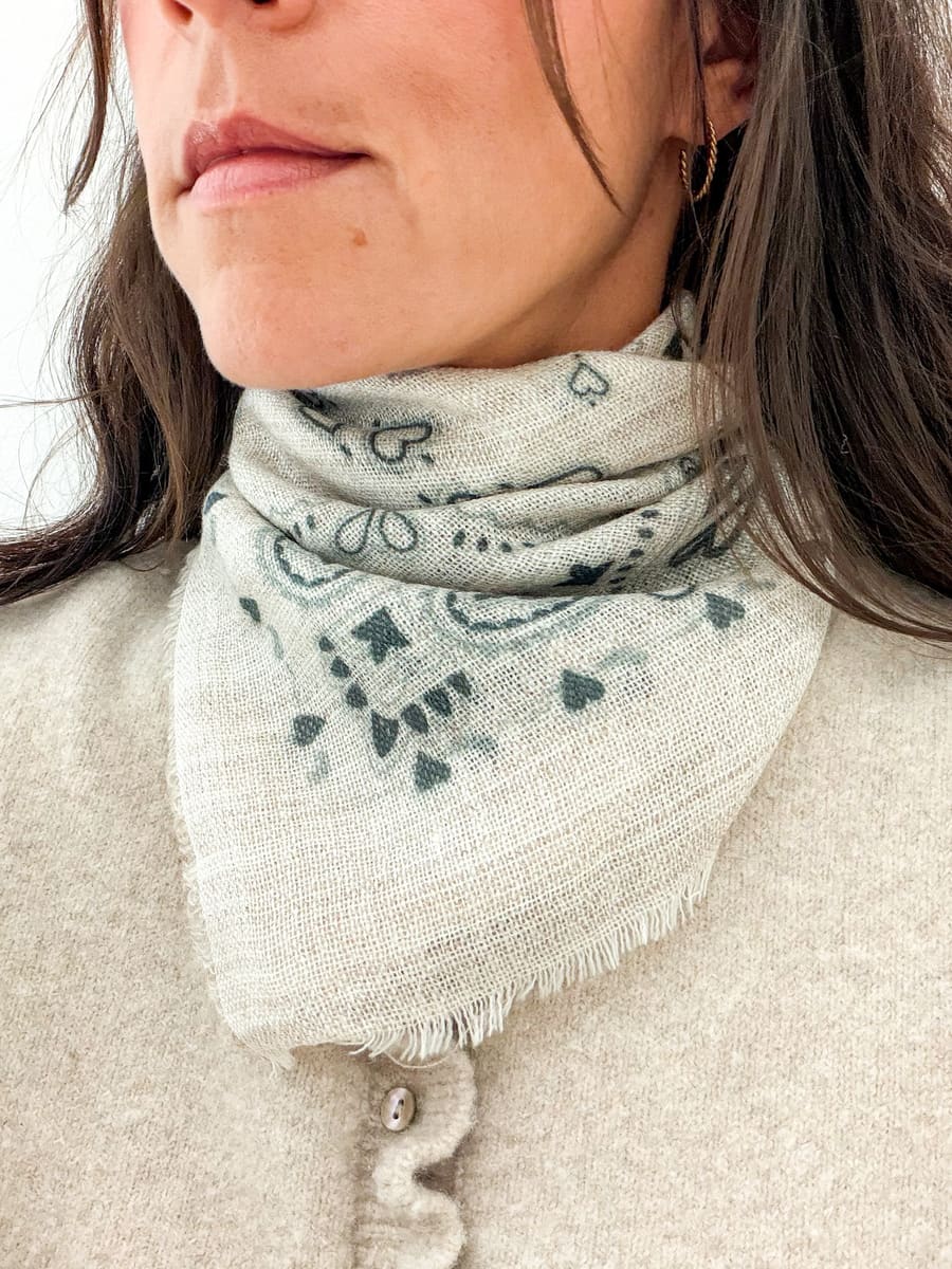 Nickituch Wollmix PAISLEY beige mit Frau