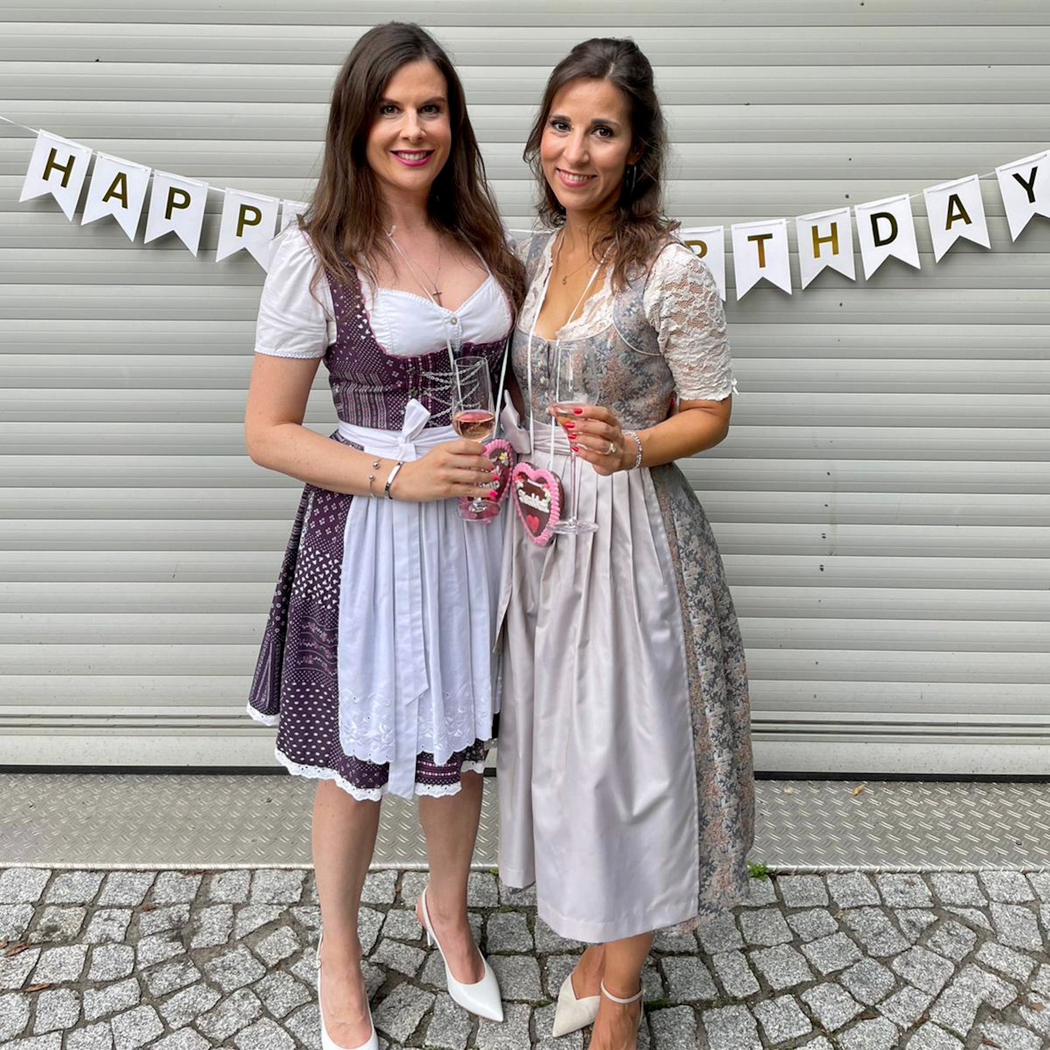 Frauen mit Dirndl Geburtstag