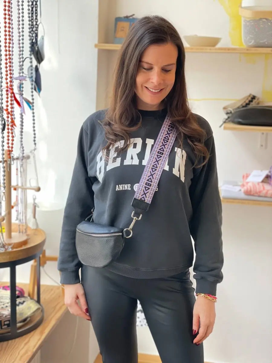 Frau mit crossbody bag