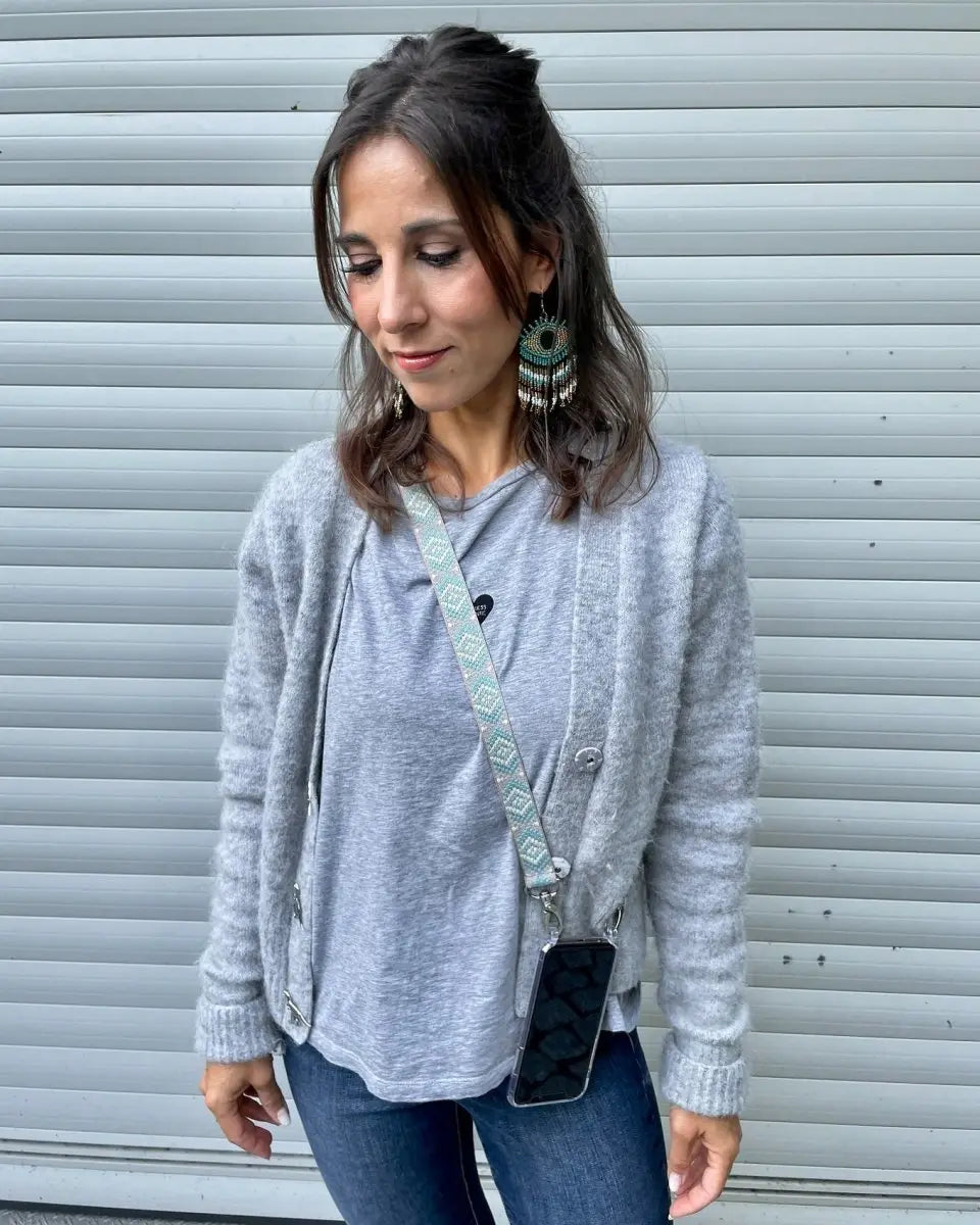 frau mit handykette handyband