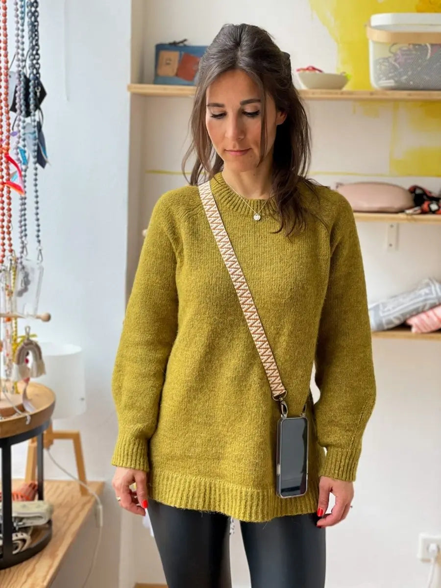 frau mit handykette