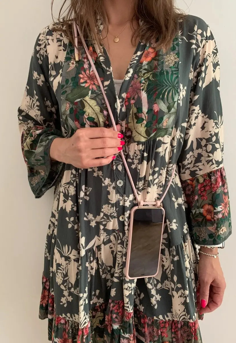 frau mit handykette