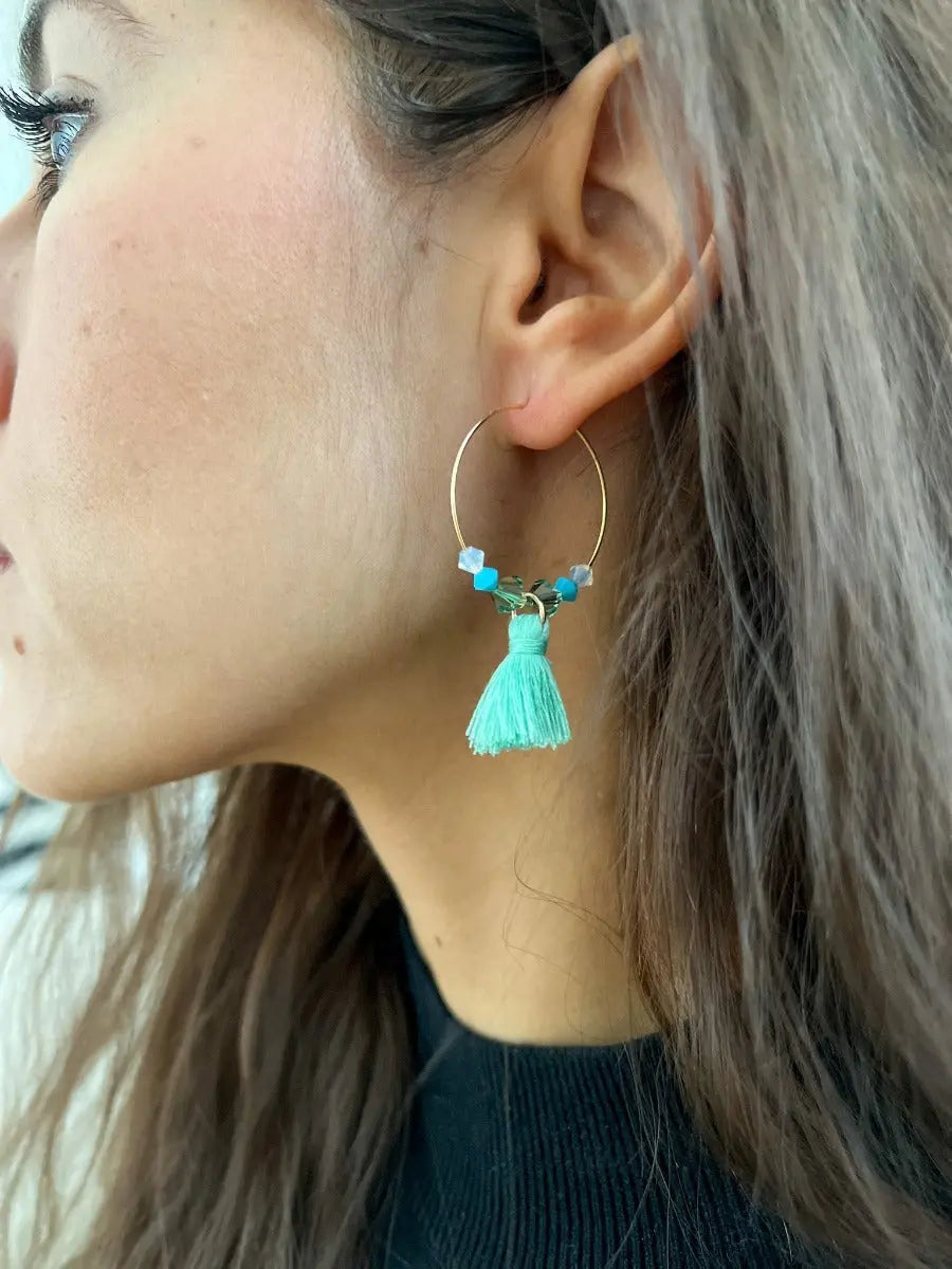 Frau mit Ohrringen gold mit Quasten mint