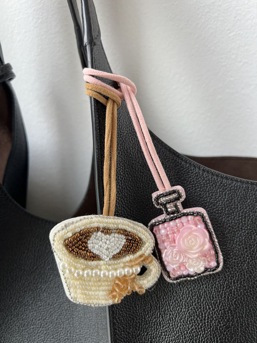 Tasche mit Anhänger Kaffeetasse und Flacon