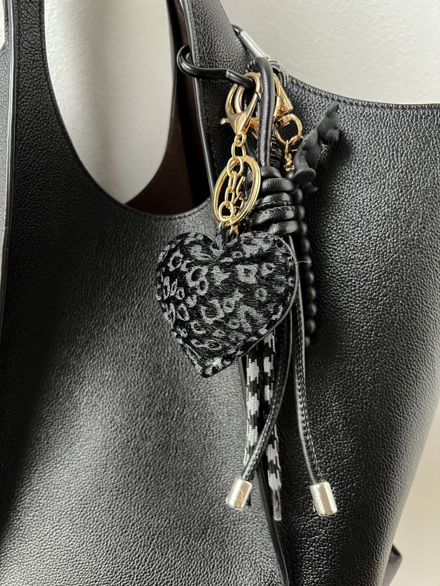 Taschenanhänger LEO HEART black
