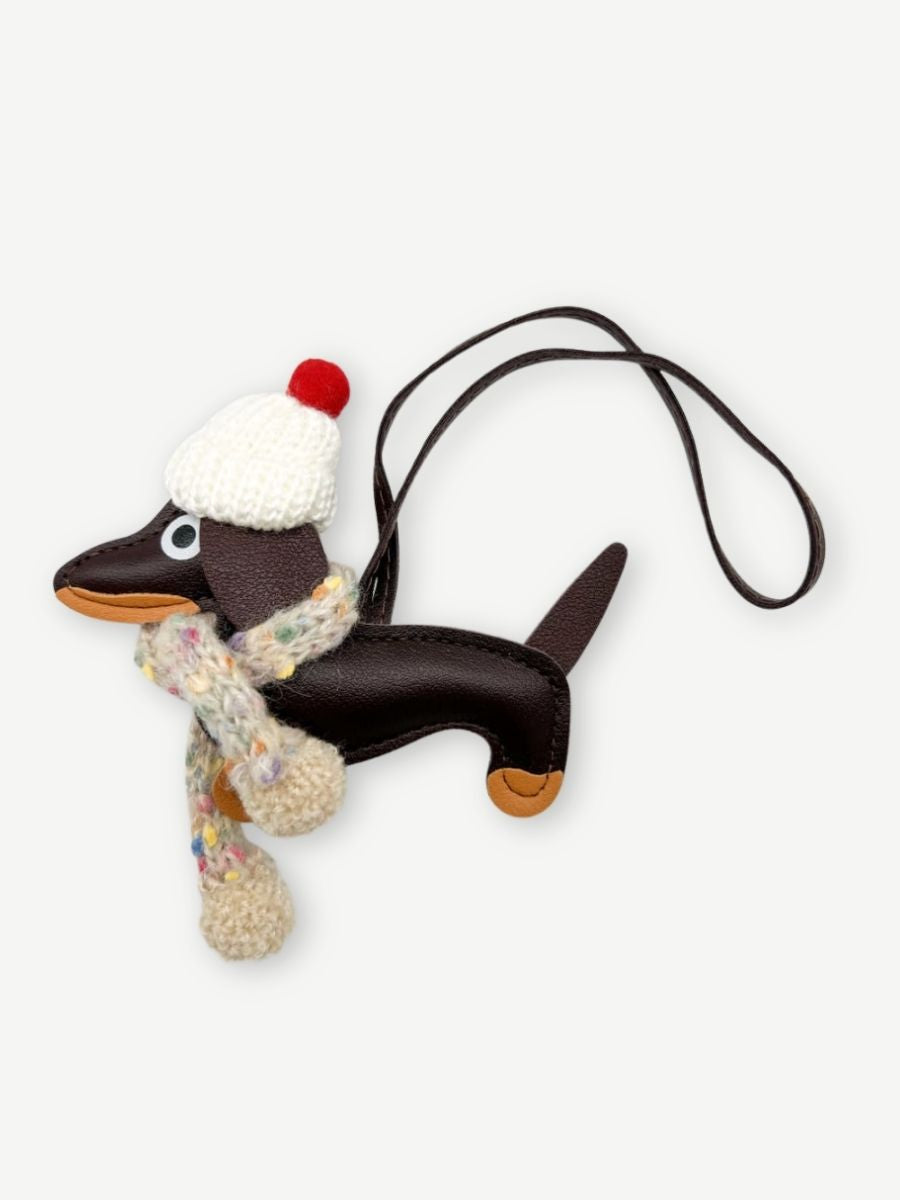 Anhänger PUFFY DACKEL WINTER dunkelbraun mit weisser mütze