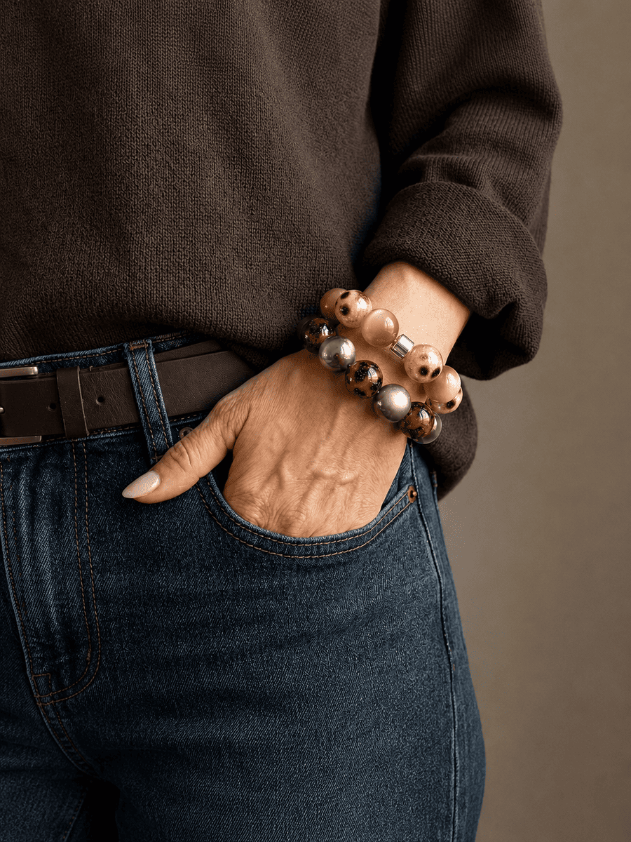 Magic Pearls Armband Leo dunkelbraun von Frau getragen
