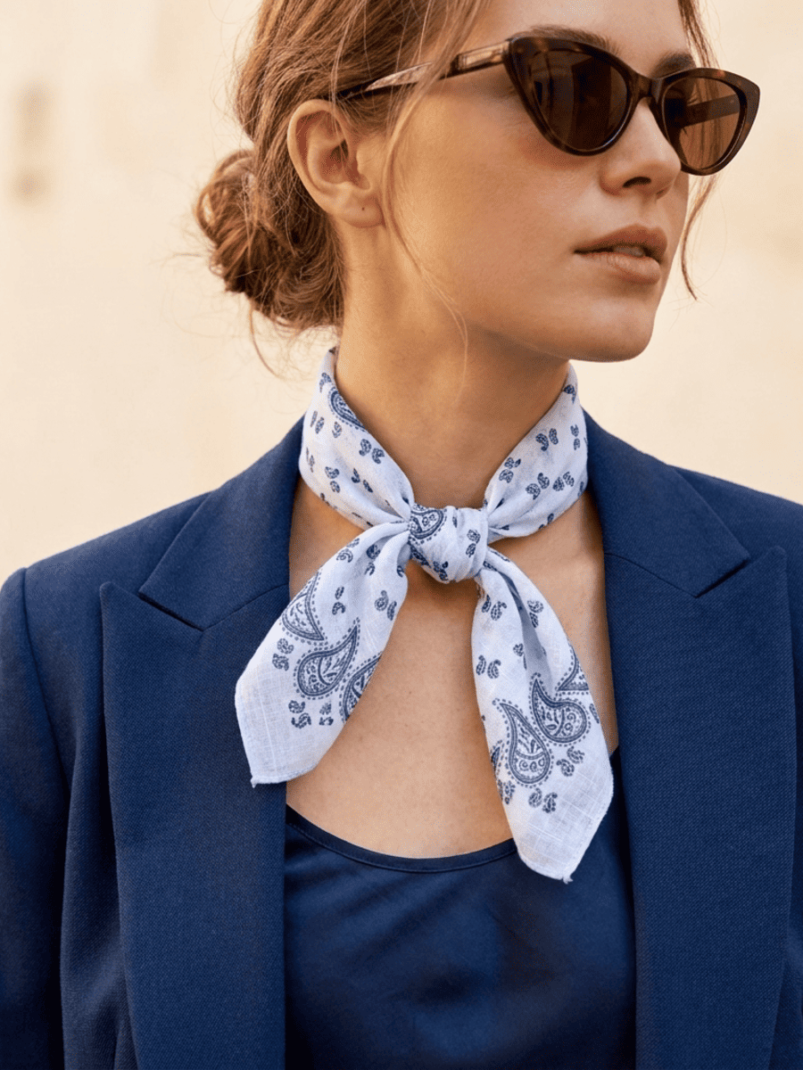 Frau mit Tuch BANDANA light blue