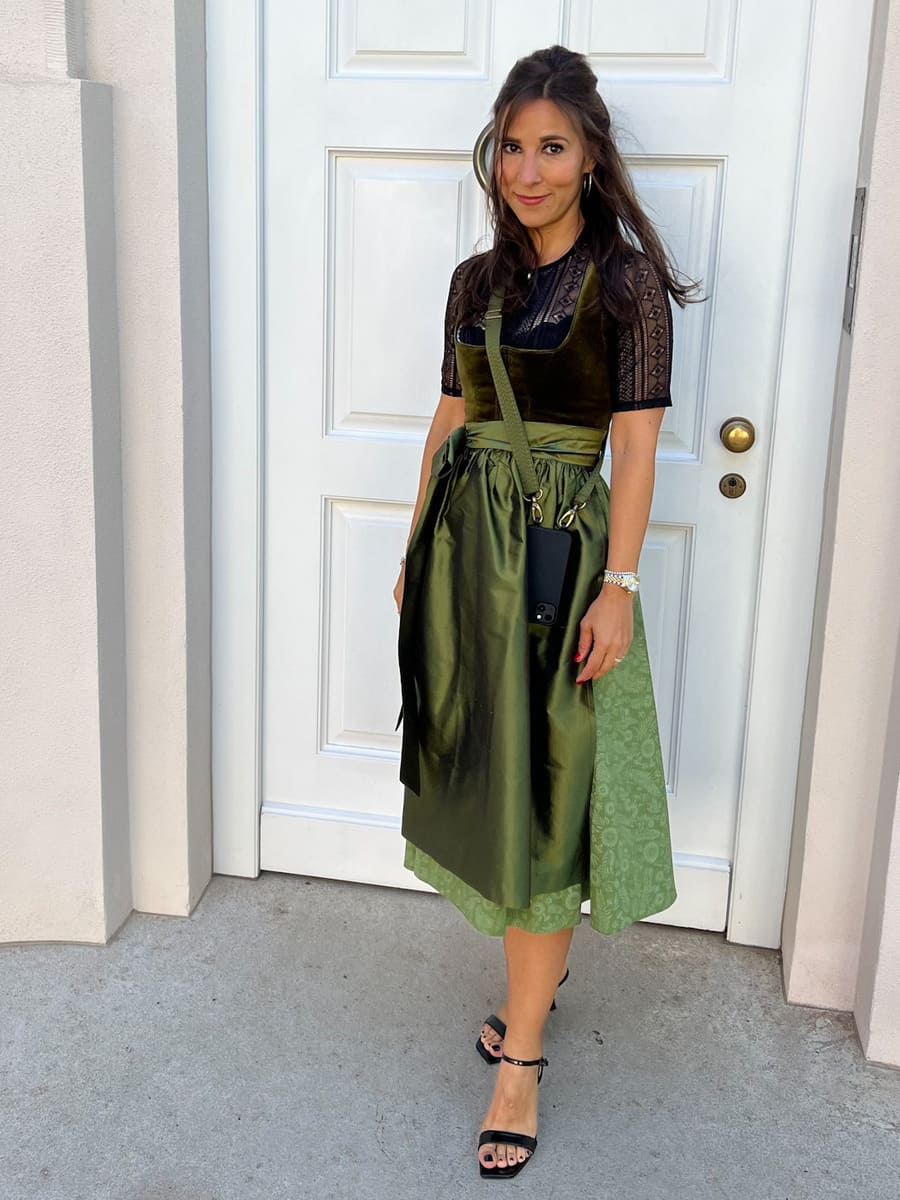 Frau grünes Dirndl grüne Handykette