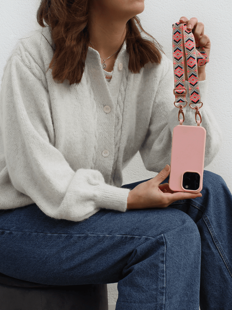 Handykette Maya neon mit Frau