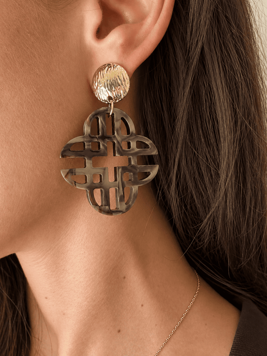 Elegante Ohrringe mit brauner Acryplatte mit Schildplattmuster getragen
