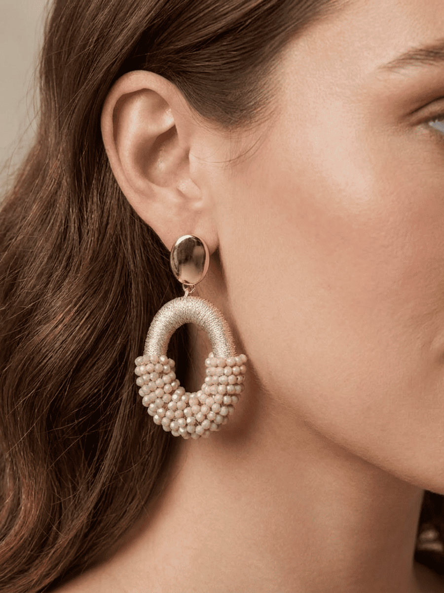 Ohrringe PARIS PEARLS GOLDEN BROWN mit Frau