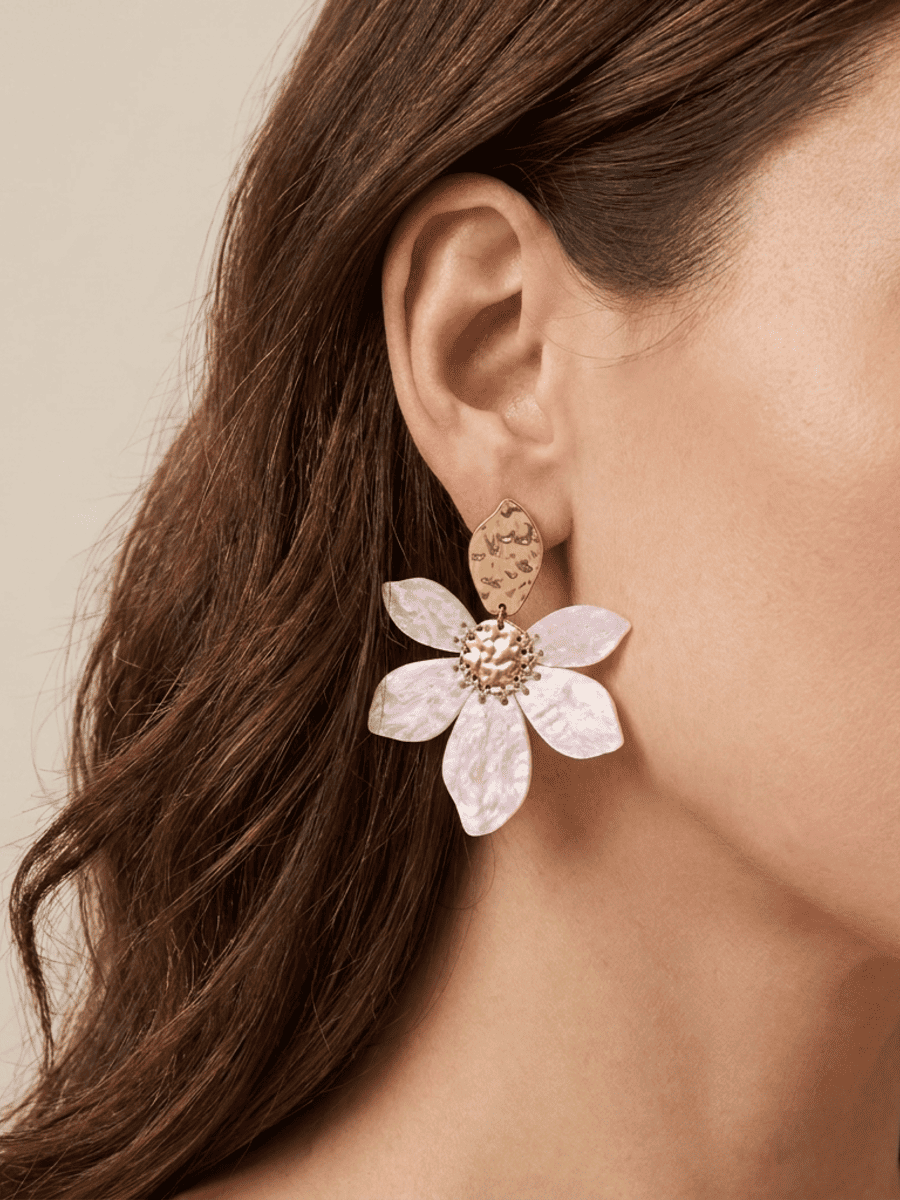 Ohrringe PETAL rose mit Frau 