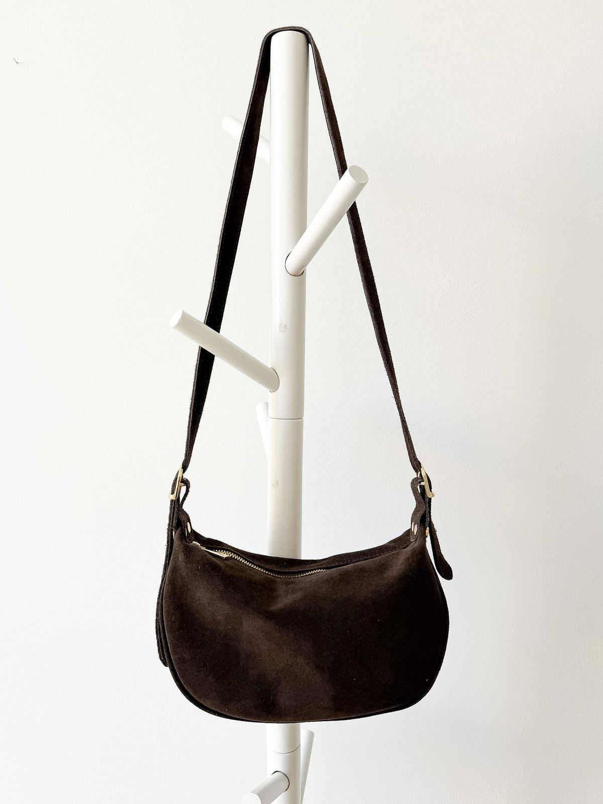 Runde Schultertasche MOON BAG dunkelbraun aufgehängt