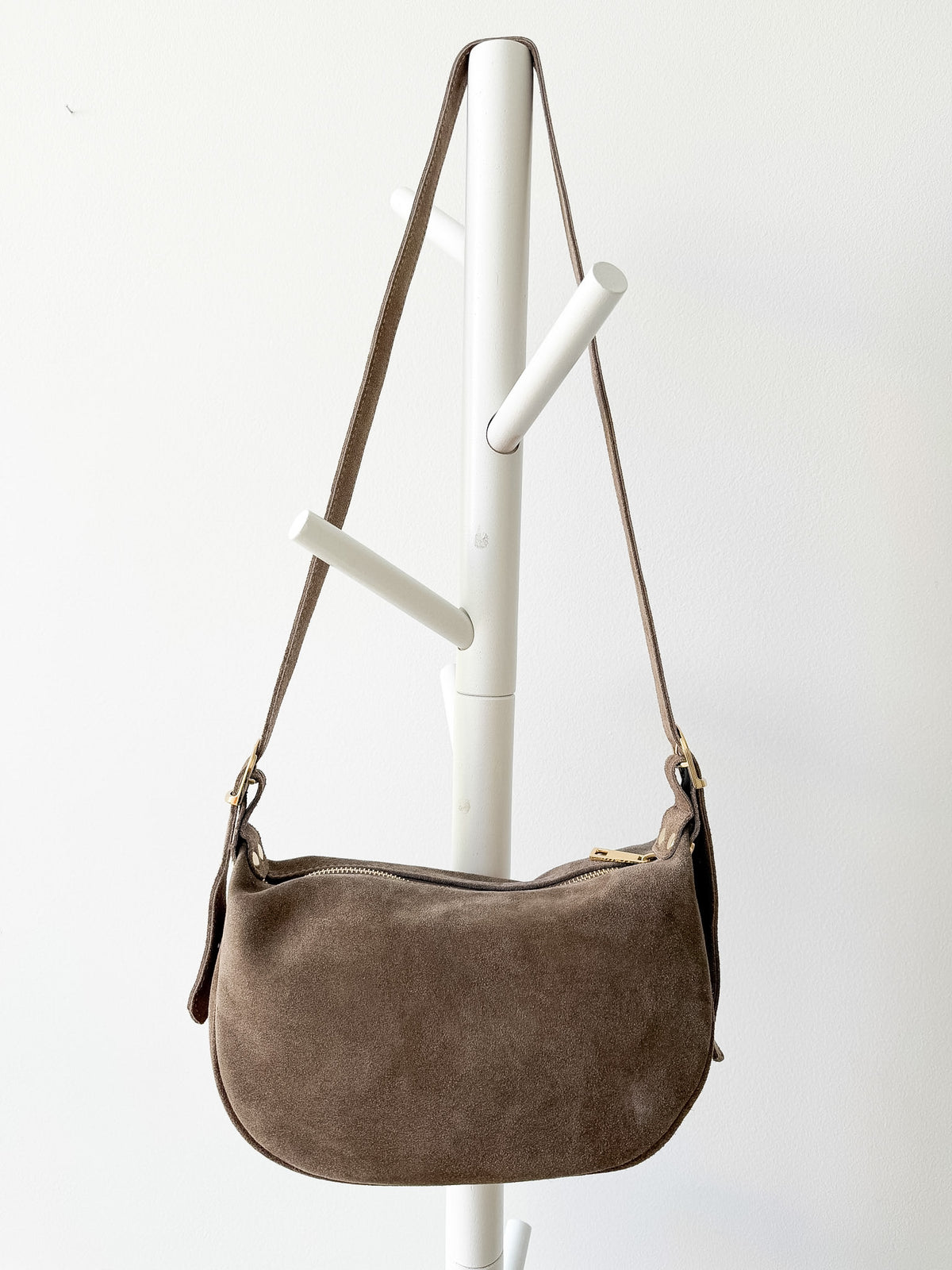 Runde Schultertasche MOON BAG taupe aufgehängt