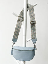 Crossbody Bag hellblau mit Gurt Zacken hellblau
