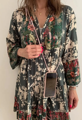 frau mit handykette