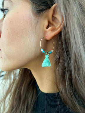 Frau mit Ohrringen gold mit Quasten mint